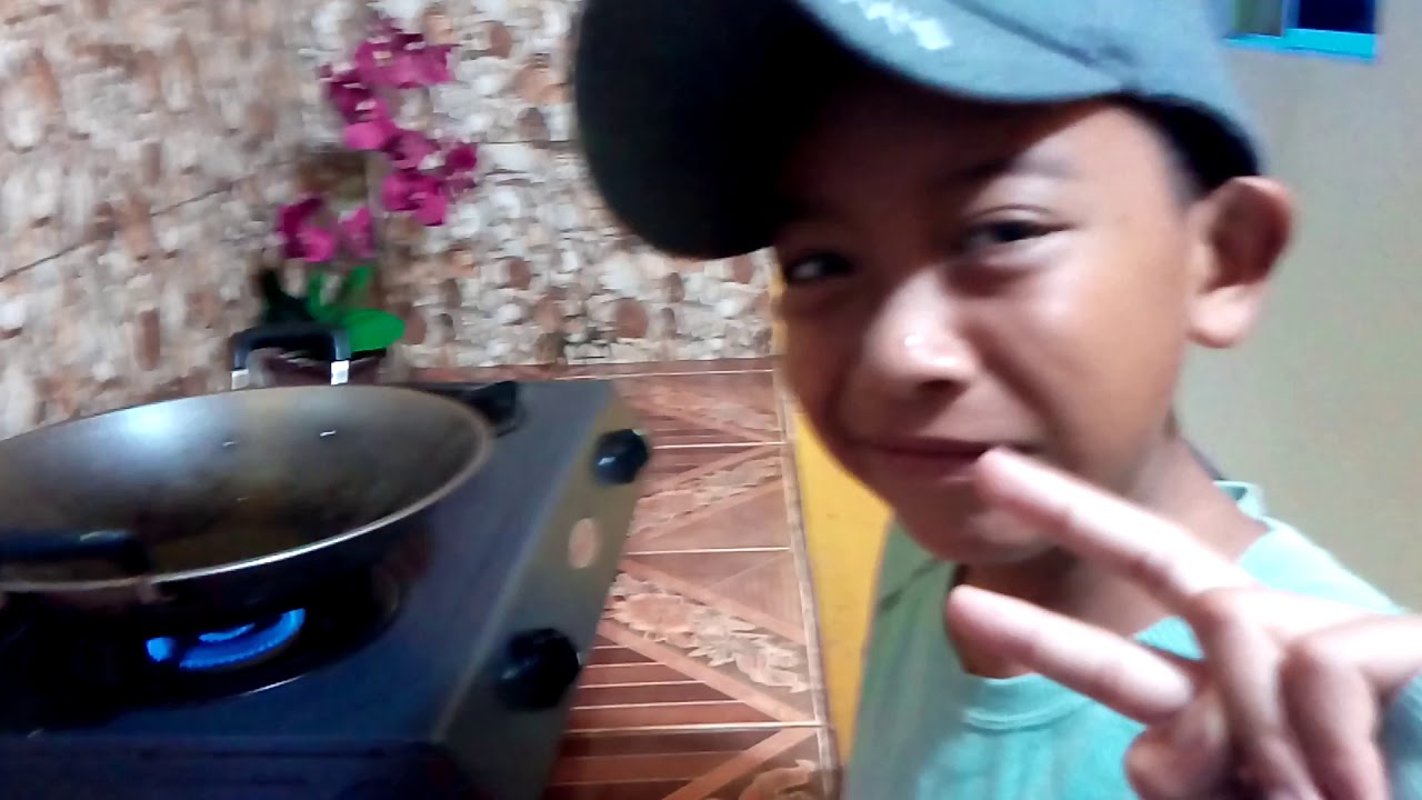 Anak anak ..Goreng sosej untuk sarapan pagi 