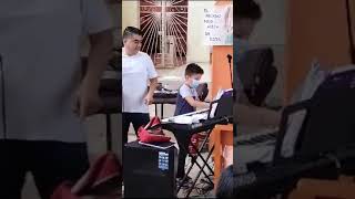 niño tocando en misa #religion