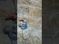 شيخ يشرح طبقات وسقف المقبرة الفرعونى
