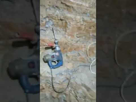 شيخ يشرح طبقات وسقف المقبرة الفرعونى