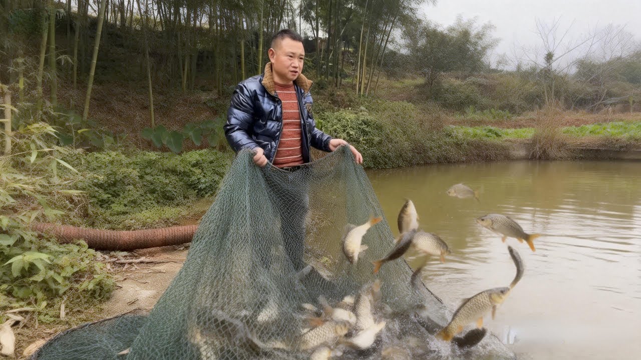 快过年了农村四哥又要清鱼塘啦，一伙人忙活一下午，干的热火朝天，少不了一顿美食犒劳！