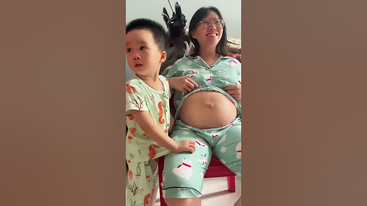 Biểu cảm đáng yêu của cậu bé khi nhìn thấy bụng bầu của dì út! 😍😍😍