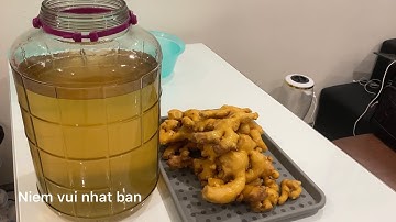Mở và uống rượu gừng tự tay ngâm tại nhà sau 6 tháng