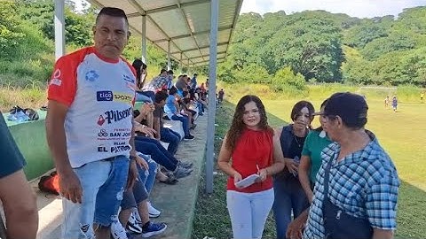😱 These lovely women are doing raffles on Salvadoran soccer Sundays 🤩🇸🇻