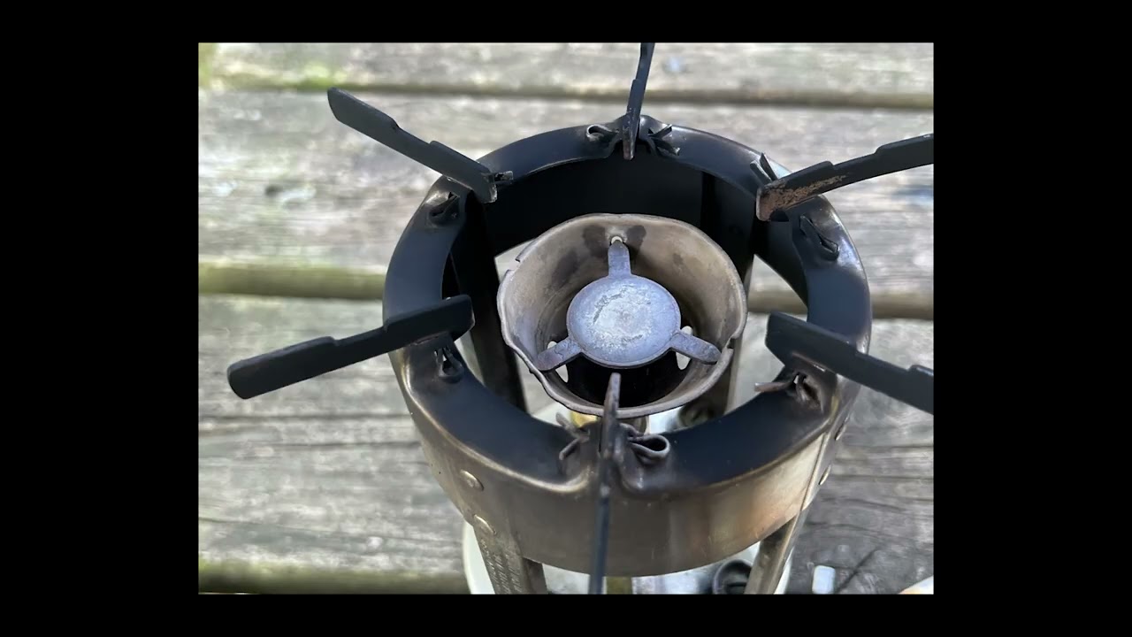 A look at a 80 year old Coleman 530 Pocket Stove - YouTube