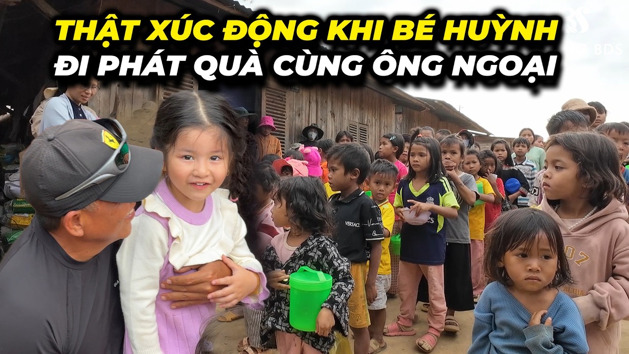 TẬP 1 - THẬT  XÚC ĐỘNG KHI BÉ HUỲNH ĐI PHÁT QUÀ CÙNG ÔNG NGOẠI 8 SANG 