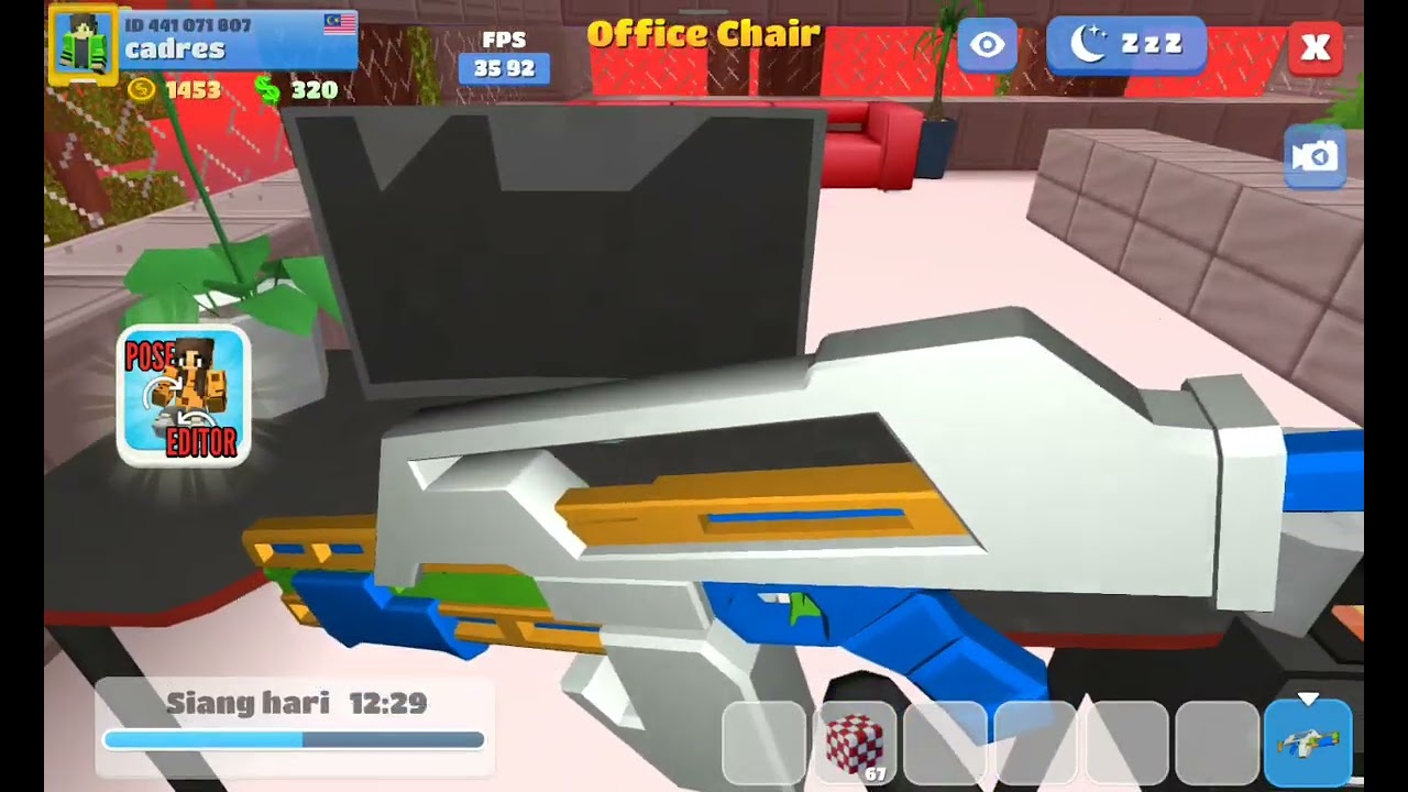 Aku main game berjudul school party craft tapi aku mode zombie