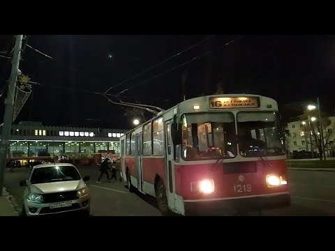 В минуты когда троллейбус с пассажирами. Самые старые троллейбусы в Саратове. Ретро троллейбус 206. Легковой троллейбус нетипичный Дипкун.
