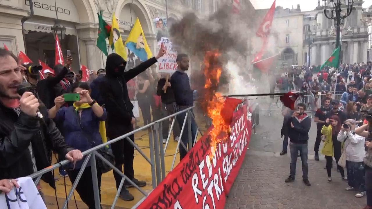 Primo Maggio a Torino, bruciata in piazza la bandiera turca
