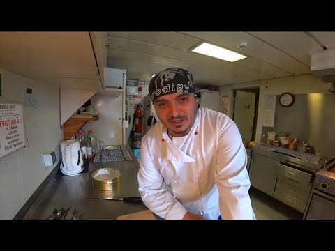 Video: Эки түрдөгү күрүч менен тартылган скумбрия