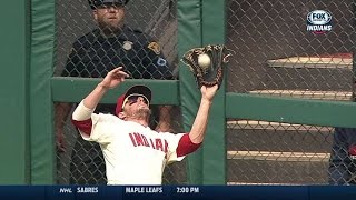 TB@CLE: Holt fights the sun to haul in a nice grab