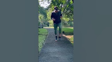 Trying out his running blade 🤩