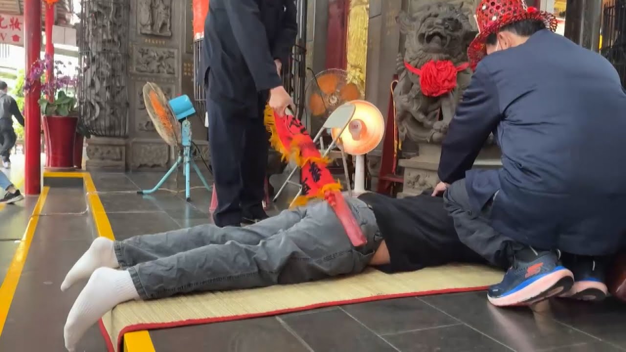 Độc lạ với tập tục đánh mông để cầu may mắn ở Cung Donglong -Bình Đông