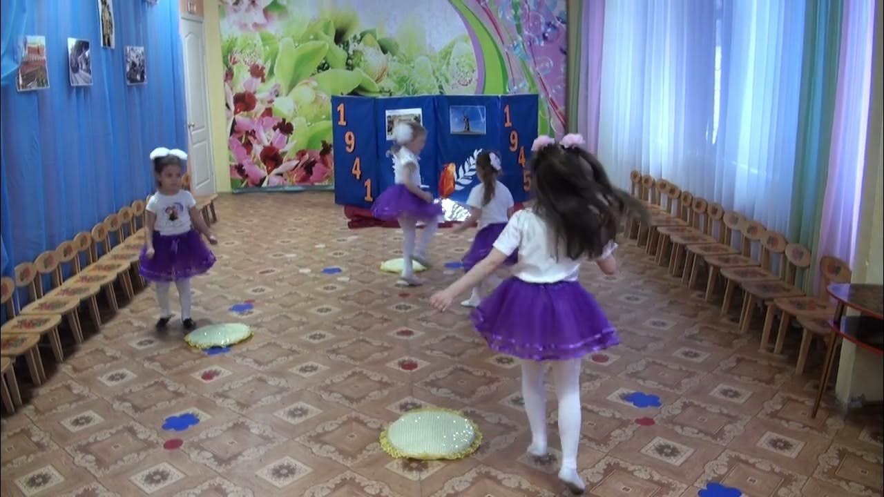 Танец губки бантиком в детском саду видео. Танцевальная группа жемчужинка. Танец малышей на выпускной. Танец с цветами для малышей в детском саду. Танец губки бантиком.