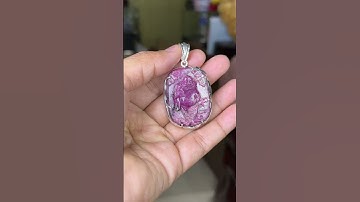 Mặt Dây Di Lặc Chân Quỳ Đá Ruby Tự Nhiên Bọc Bạc Ta 002