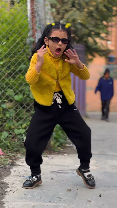 Kala kala aakhama chasma lagauli 💕💃❤️#trendingshorts #nepalitranding #youtubeshorts #@Ezesbi555