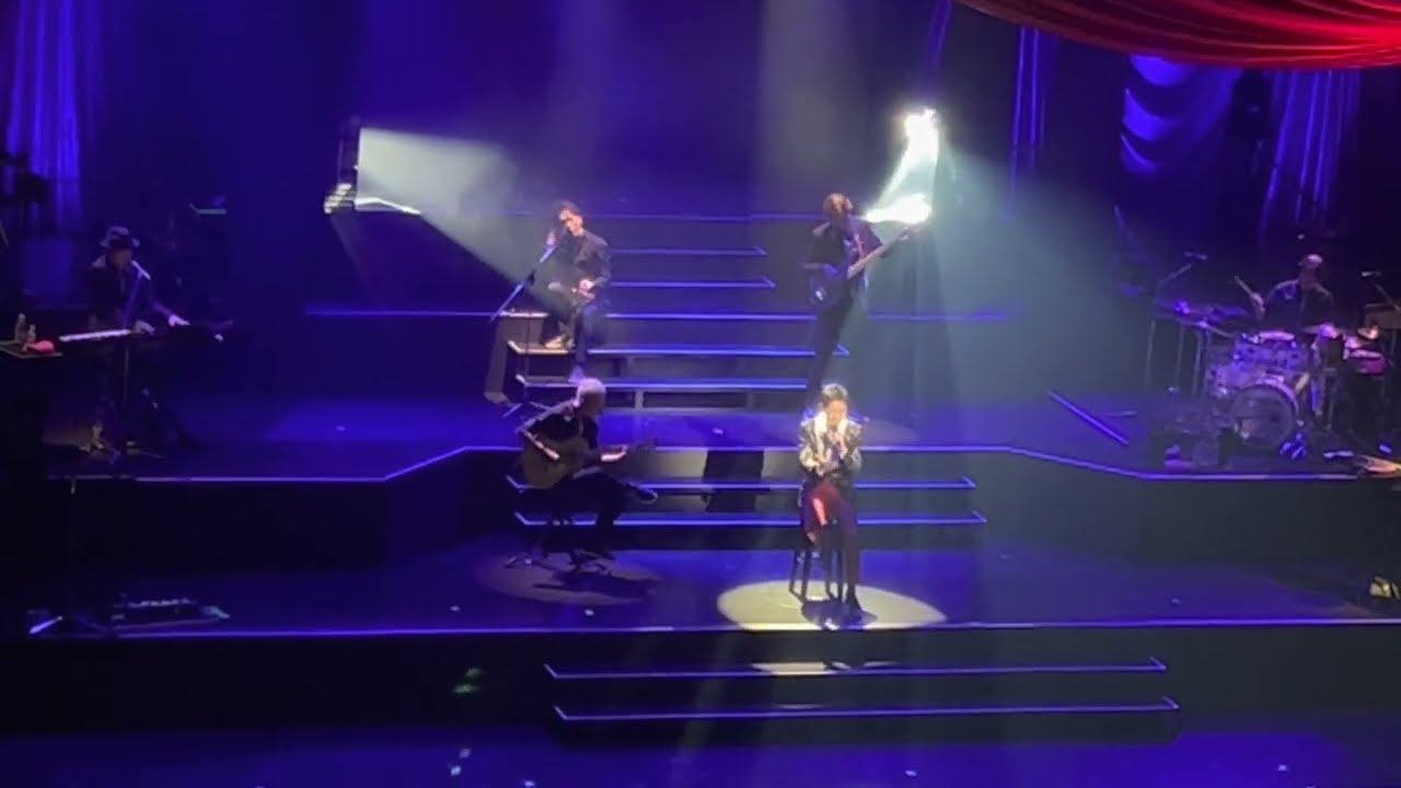 郷ひろみさんの「愛してる」という曲のLIVE画像です。2022年4月24日中野サンプラザホールにて