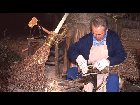 Escobas artesanales con brezo, zarza y madera. Elaboración tradicional paso a paso | Documental