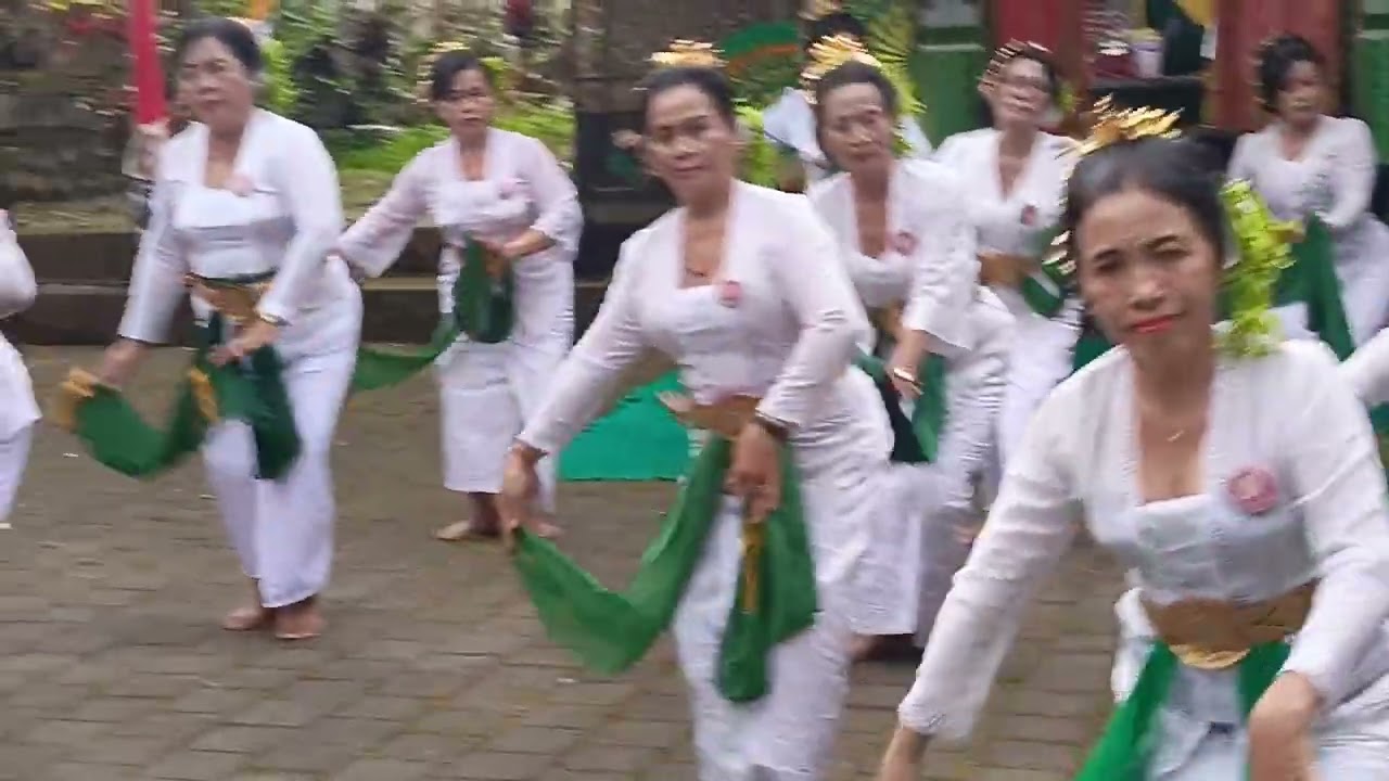 Ngayah rejang sandat ratu segare di pura tamba waras bersma ST SRIKANDI DENUT. 