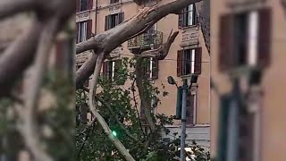 Le violenta tempesta nella notte a Milano