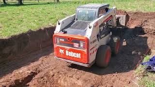 Bobcat | terminando excavacion piscina