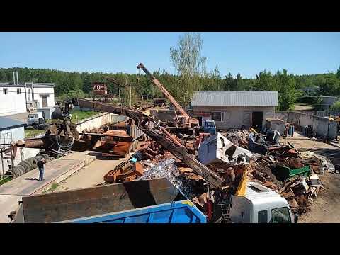 Работа техники  на площадке приема лома в Брянске