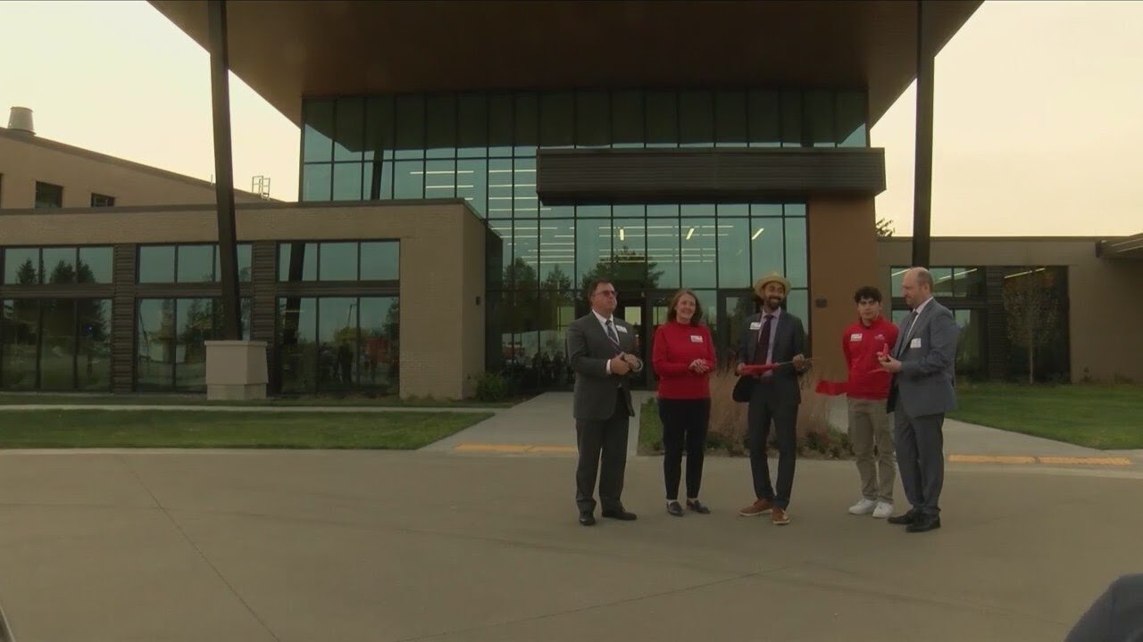 Carl Sandburg College unveils new building
