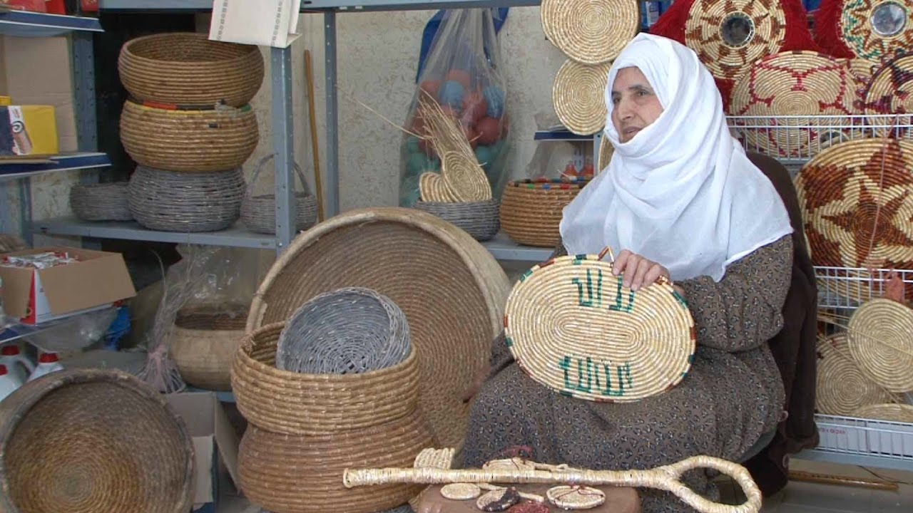 الحاجة مريم ..تعيل أسرتها من صناعة القش