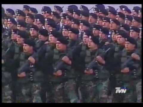 Comandos Entonan Los Viejos Estandartes En Parada Militar 2001