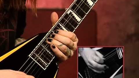 Alexi Laiho Shows his favorites sweep picking arpeggios
