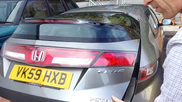 Het vervangen van de gasveren van de achterklep van een Honda Civic