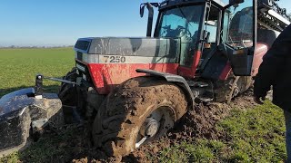 : Chwila nieuwagi. Wyciaganie ciezar'owki z rowu i wielkiego opryskiwacza z pola. Horsch Leeb 12 TD.