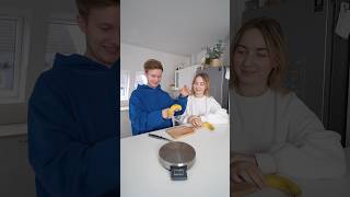 Thumbnail for Wer halbiert besser?? 🍌😲 | Echtso #shorts