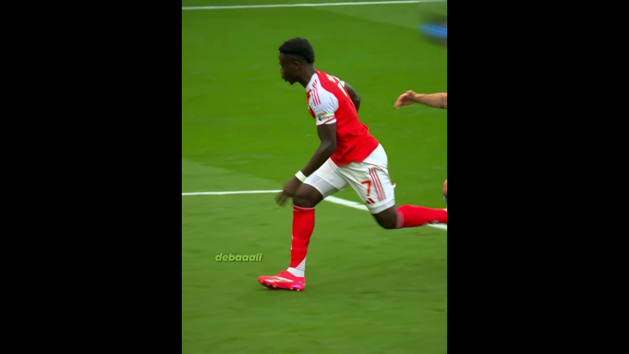 Is Saka Right Foot Player? 😅 