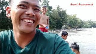 Dek dekan naik getek bambu