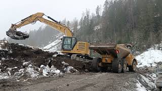 cat 335 next gen loading up frozen topsoil on hydrema 922. 13.3.2022