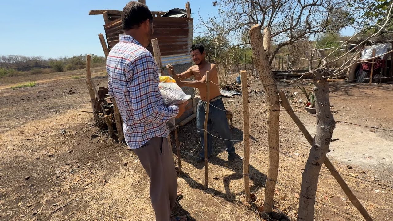 Entregando los paquetes a las personas mas pobres y nesecitadas 