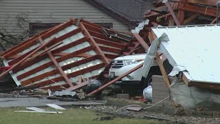 Deadly storms with tornadoes, giant hail hit central U.S.