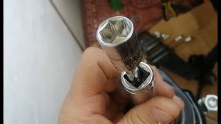 Как открутить гайку стойки амортизатора. How to unscrew the shock absorber nut.