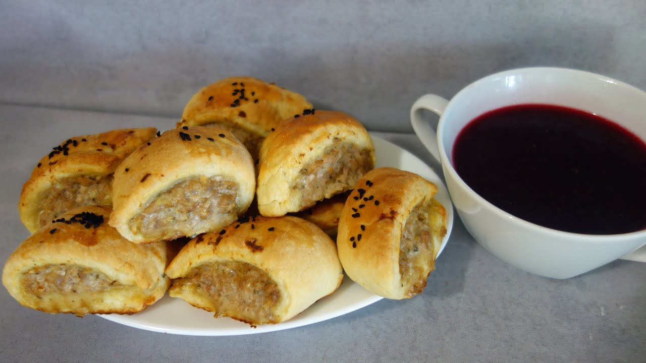 Najlepsze połączenie! Drożdżowe paszteciki z mięsem i barszczem czerwonym