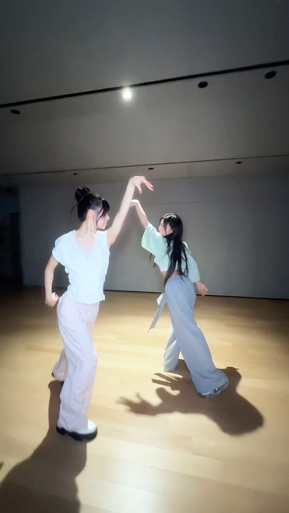this duet dance #빌려온고양이 #Billyeoon_Goyangi #Do_the_Dance #MOKA #모카 #IROHA #이로하 #ILLIT #아일릿