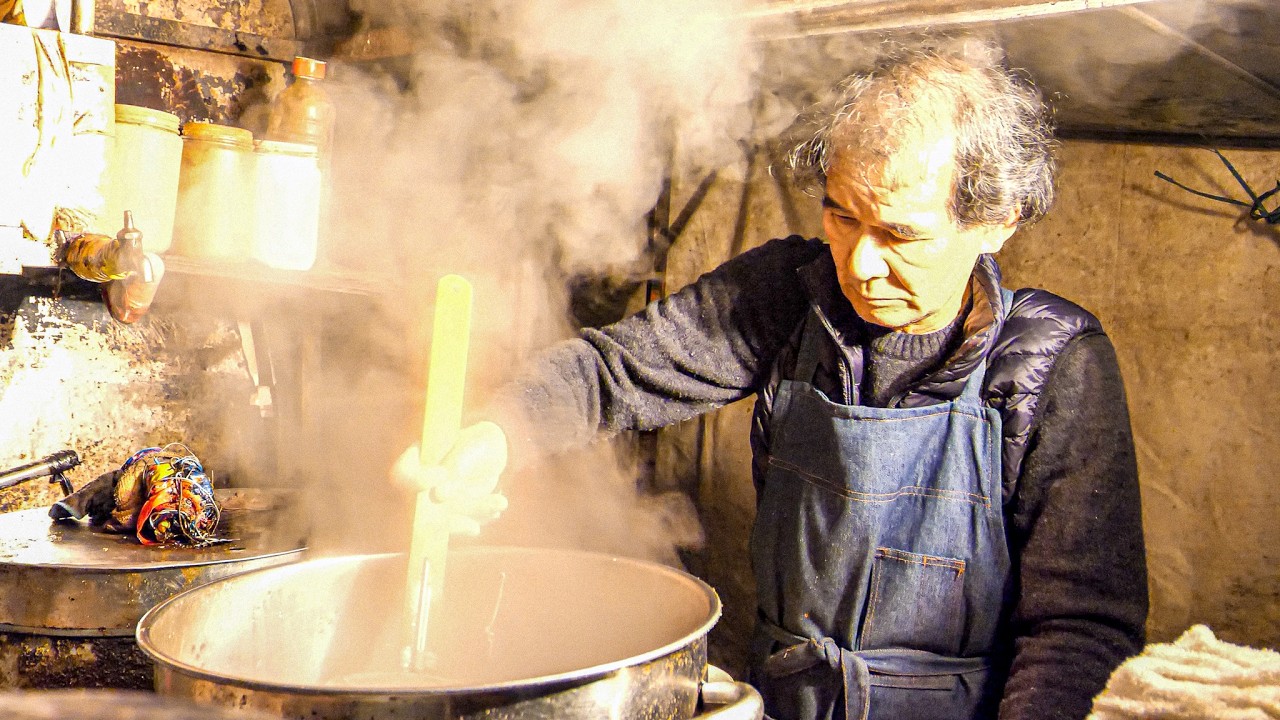 ラーメン一杯４００円。男ひとりの深夜ラーメン屋台営業。日本の素晴らしい屋台プロセス３選丨
