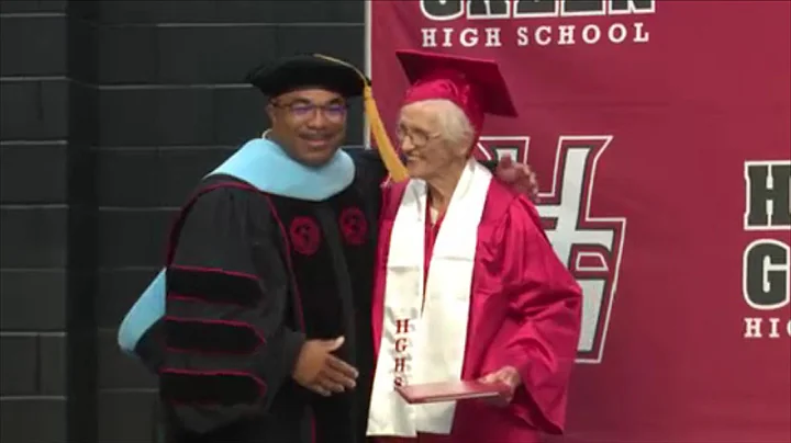 94-Year-Old Graduates High School - DayDayNews