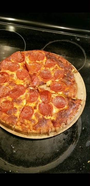 kirkland-pepperoni-pizza-review-remy-approves-pizza-shorts
