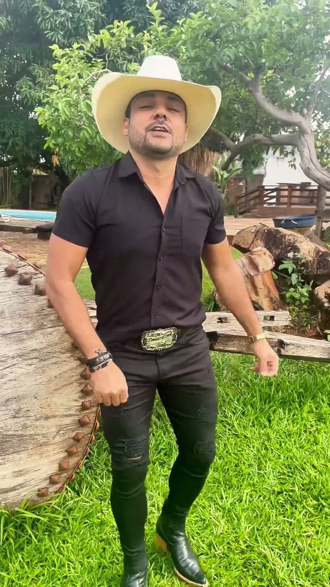 Agente faz amor de tremer o barraco estou ligando pra polícia #boanoiteee #leaozinho #leãozinho #se