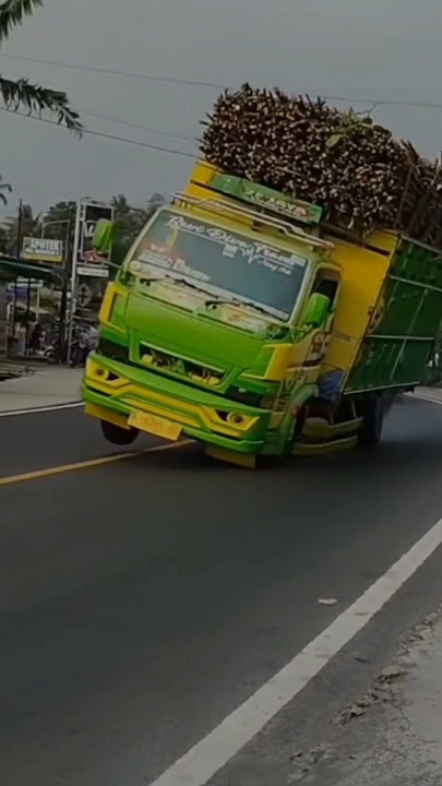 Truk new rumpi muat tebu oleng ban depan sampai ngangkat😮#sahabatnewrumpi#galeryrumpiofficial
