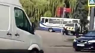 В центре украинского Луцка вооруженный преступник захватил пассажирский автобус с 20 заложниками.