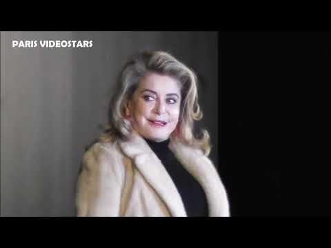 Video: Catherine Deneuve đánh giá cao những bộ trang phục của Saint Laurent