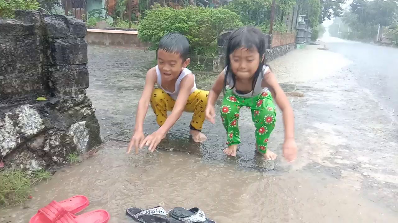 Mandi Hujan saat liburan di Rumah Nenek 