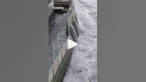 24 mars 2023 Saint-Malo grande marée le bar la Caravelle prend l eau